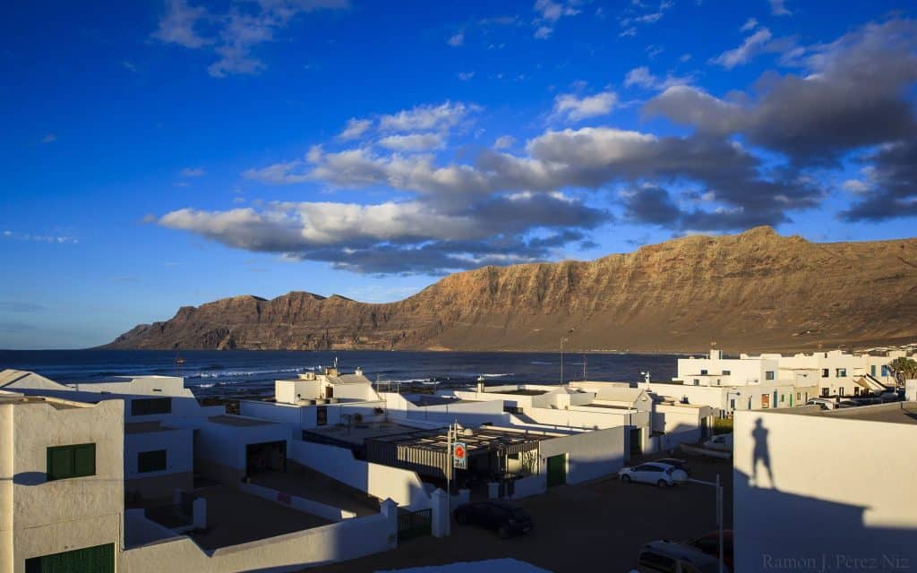 La Caleta de Famara duerme acunado bajo los designios del Risco. Fotografía: Ramón Pérez Niz.