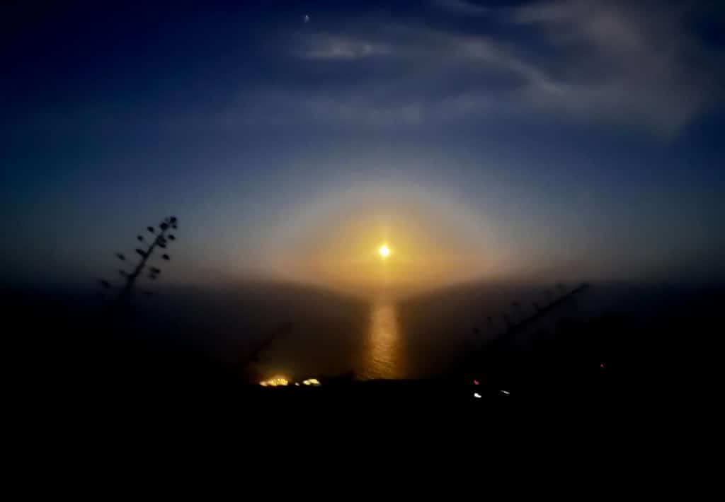 Luna lunera en el horizonte. Tamaduste y el Aeropuerto en el borde costero.