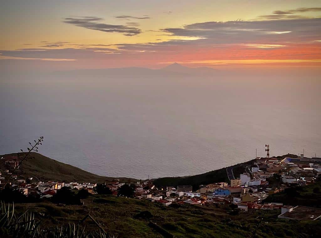 Amanece en Valverde, El Hierro, vista al Teide de Tenerife.