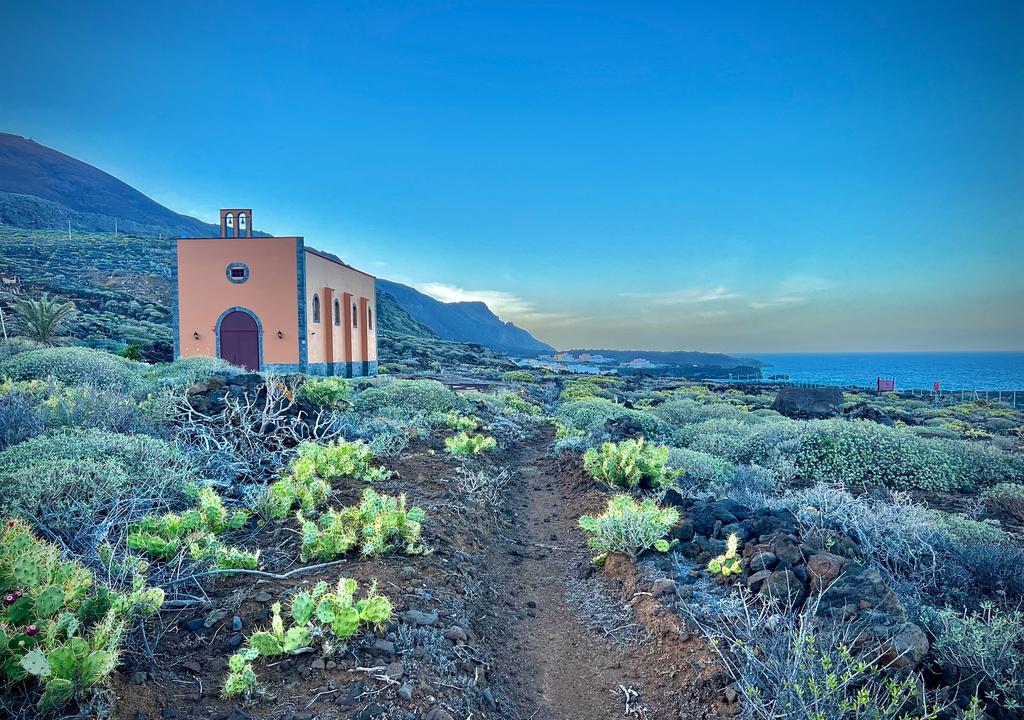 La iglesia que quedó en depuradora entre el Aeropuerto de El Hierro y Tamaduste. Fotografía: Josechu Pérez Niz.