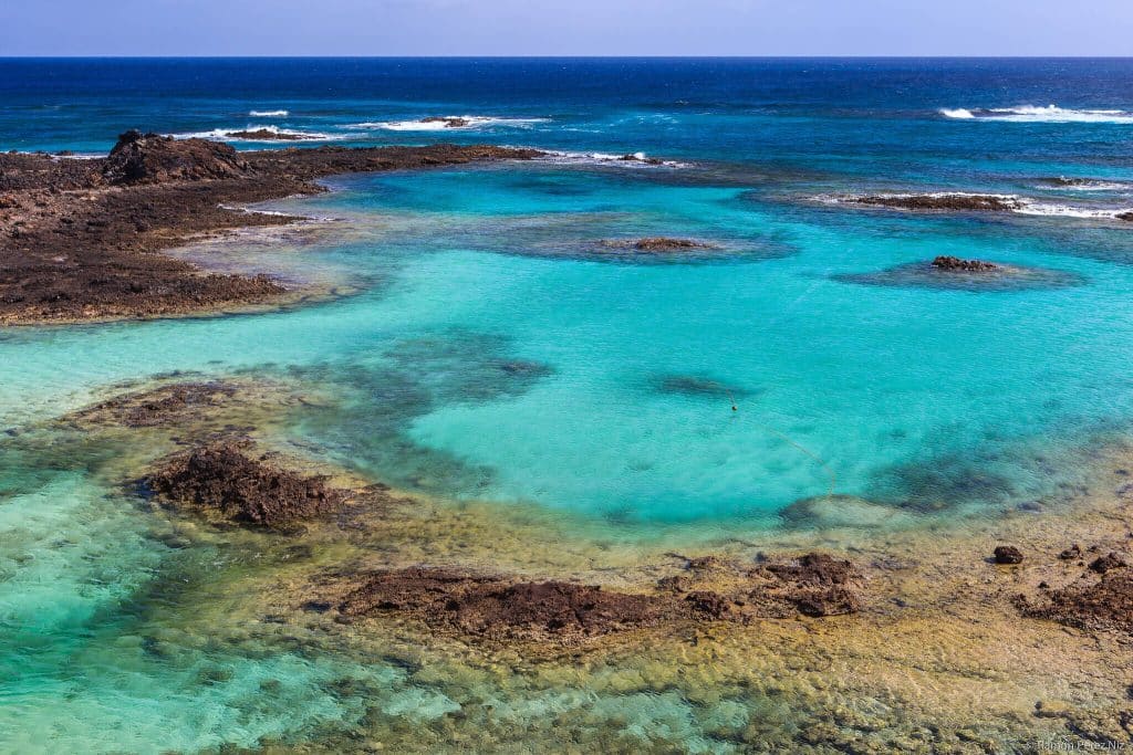 Caleta de la Rasca y las lagunas de Isla de Lobos desde El Puertito. Fotografía: Ramón Pérez Niz.