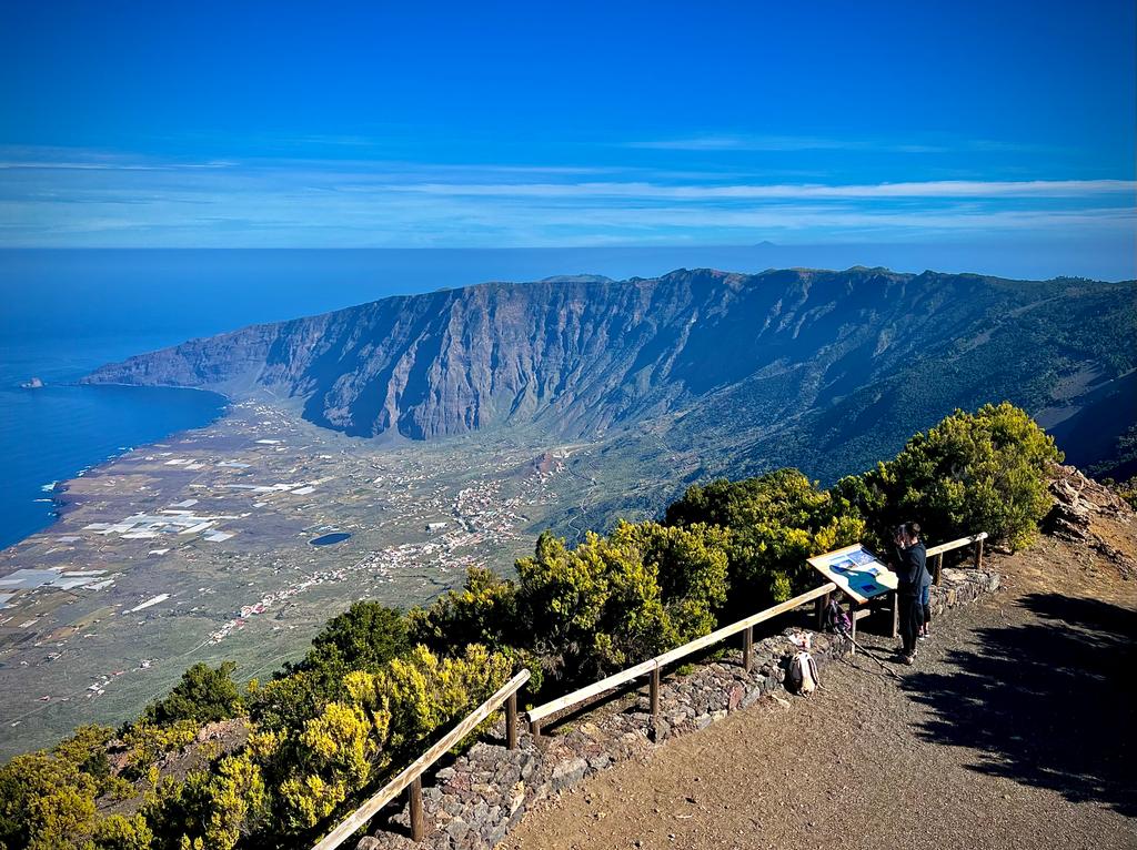 El Valle del Golfo y El Teide desde el punto más alto de Malpaso.