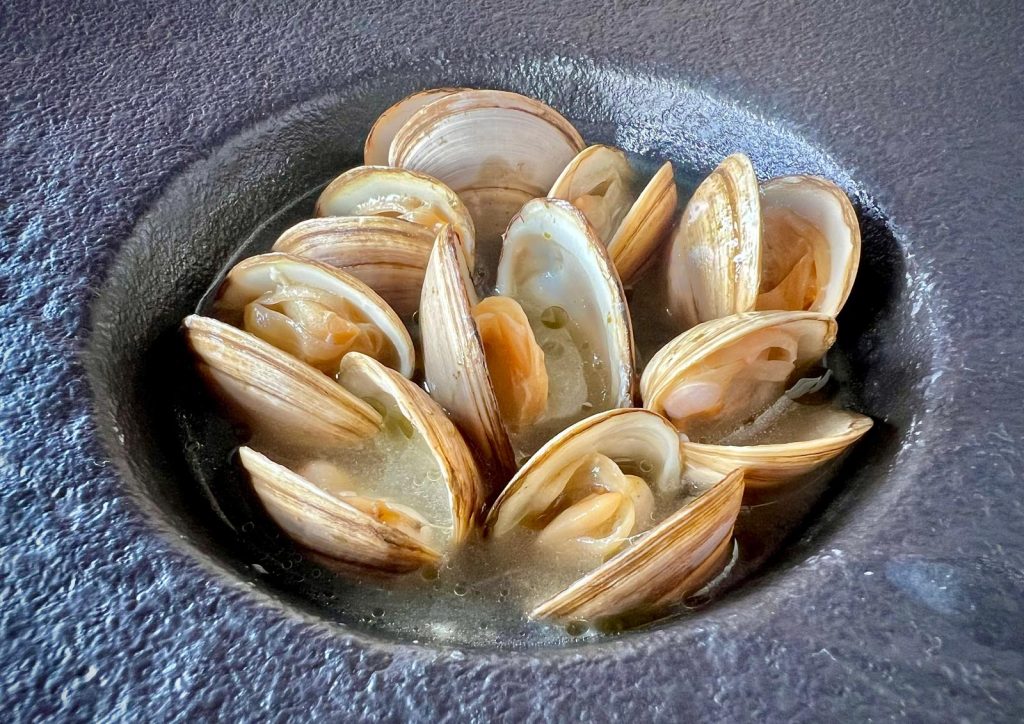 Almeja blanca gallega, caldo de mero graciosero, aceite de hierbabuena.