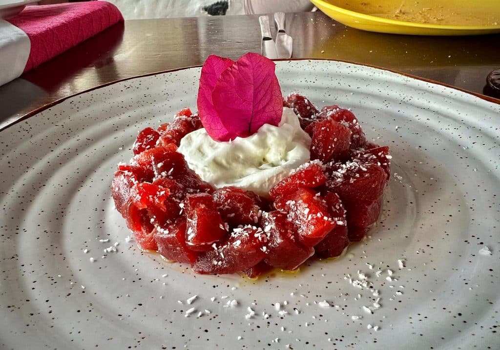 Atún rojo de Lanzarote, mousse de mozzarella de búfala.