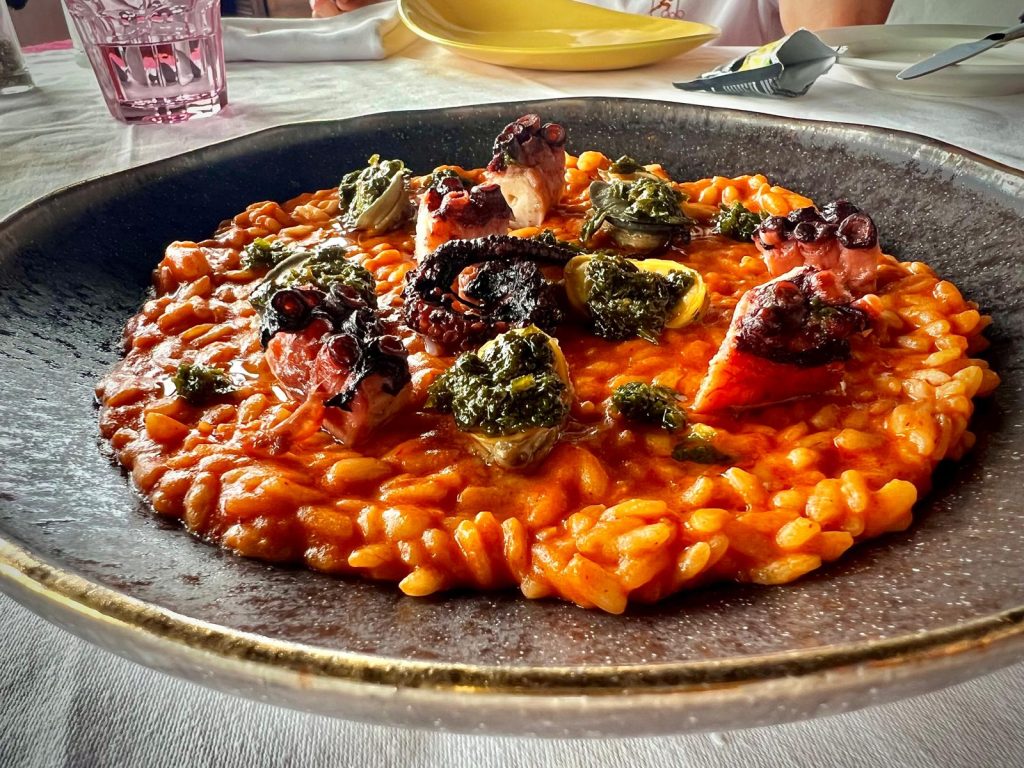 "Un paseo por la roca": Risotto de lapas, pulpo y cangrejo.