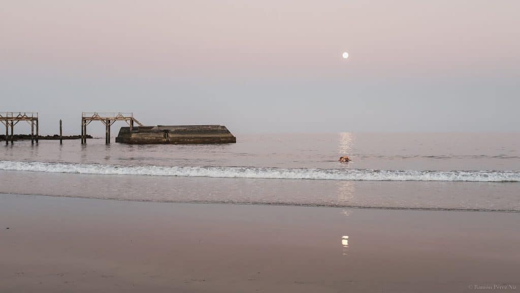 Bañazo en La Garita bajo la luz de la luna. Fotografía: Ramón Pérez Niz.