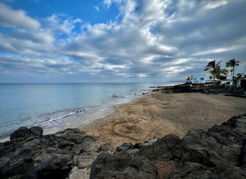 Playa de La Peñita de Puerto del Carmen. Chapuzón al atardecer. Fotografía: Josechu Pérez Niz.