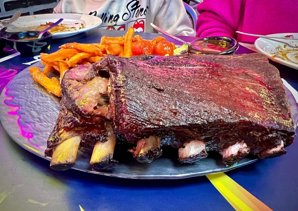 Taquería Fusión Dichell de Arrecife. Costillar cocinado en el bidón ahumador.