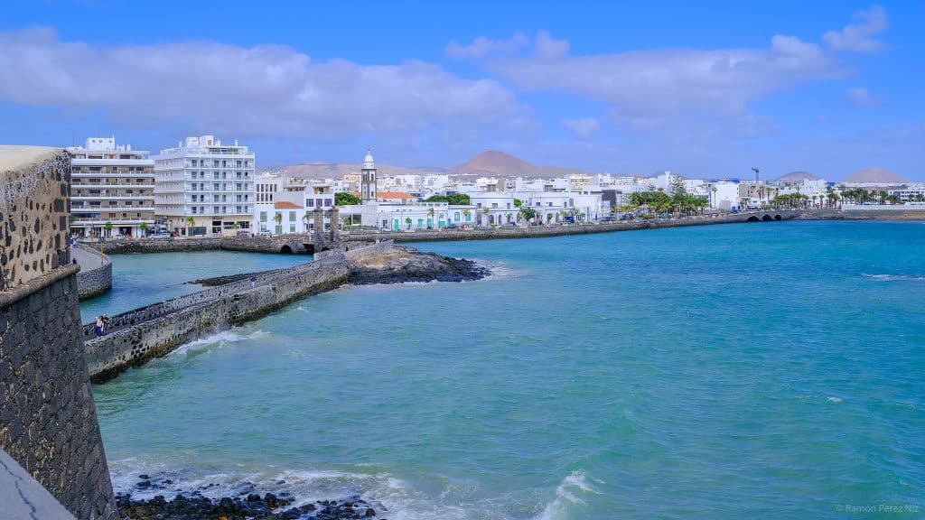 El litoral de Arrecife desde el Castillo de San Gabriel. Fotografía: Ramón Pérez Niz.