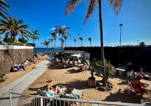 Terraza Chill Out del Meliá Salinas de Costa Teguise.