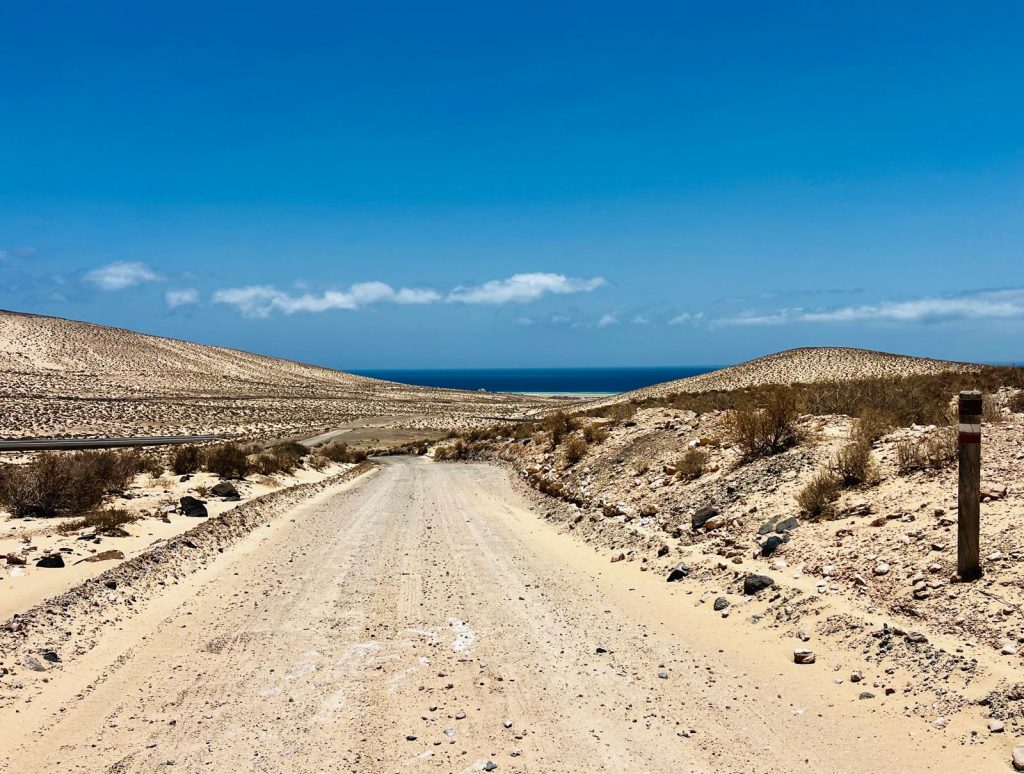 Jable y tierra en esta franja de la etapa 7 del Camino Natural de Fuerteventura. Fotografía: Lanzarote3.com