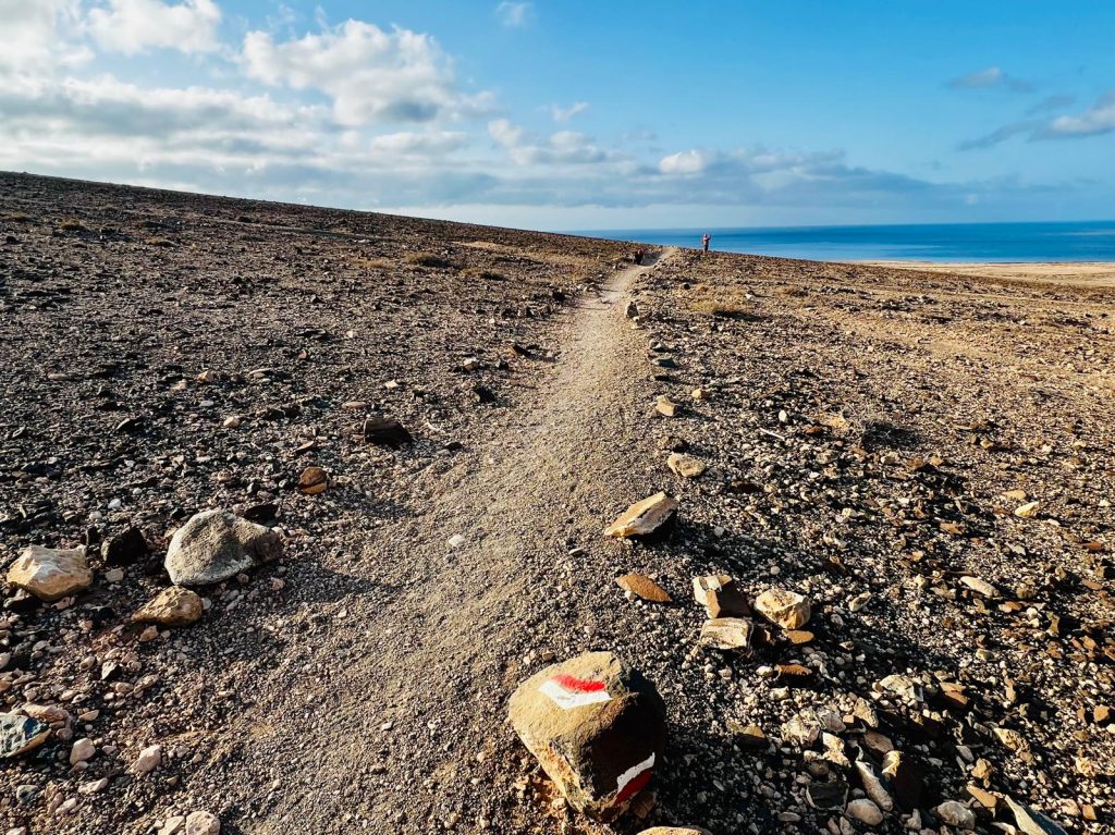 Bandas rojas y blancas. Territorio GR. Fotografía: Lanzarote3.com