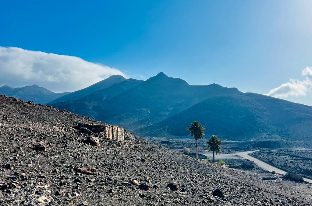 Casas en medio del valle de las Peñas Blancas. Fotografía: Lanzarote3.com