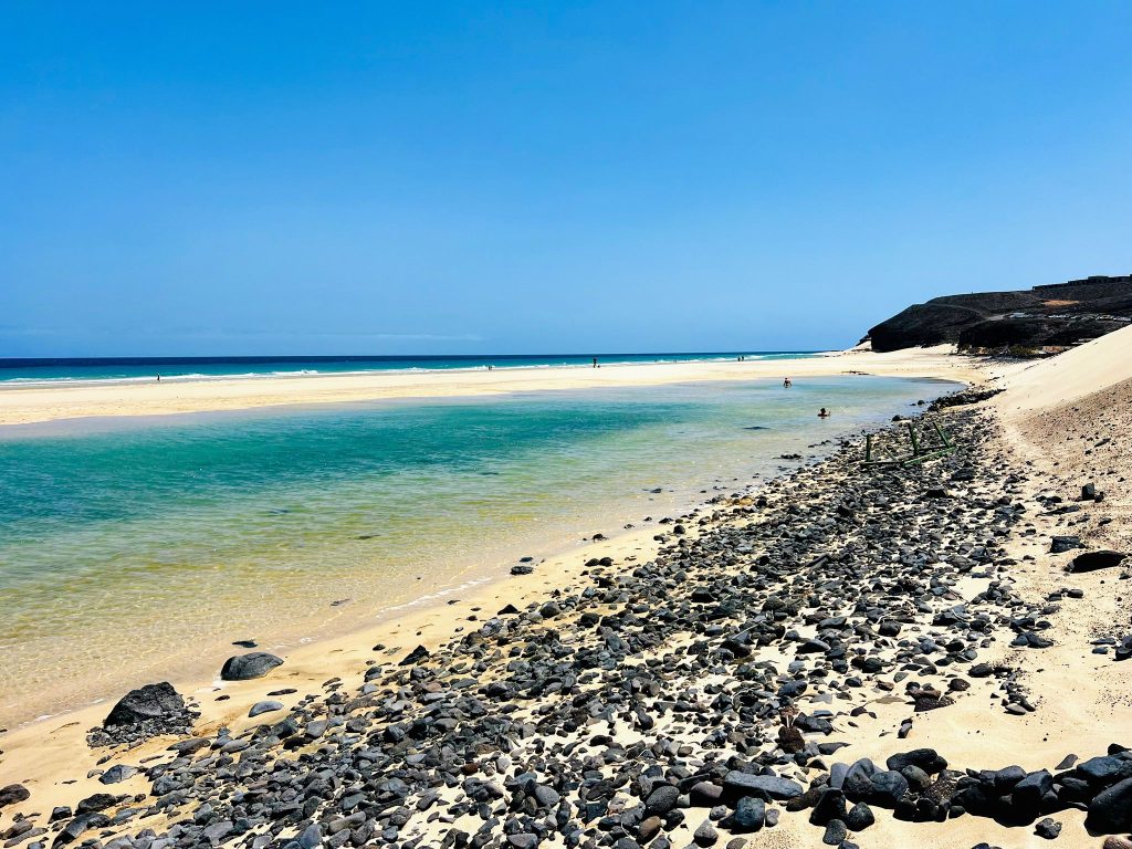 Marismas en la Playa Mal Nombre en la etapa 8 del Camino Natural de Fuerteventura entre las Casitas del Risco del Paso y Morro Jable. Fotografía: Lanzarote3.com