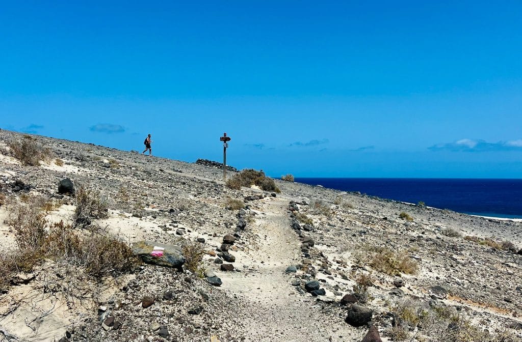 Senderista en la etapa 8 del Camino Natural de Fuerteventura entre las Casitas del Risco del Paso y Morro Jable. Fotografía: Lanzarote3.com