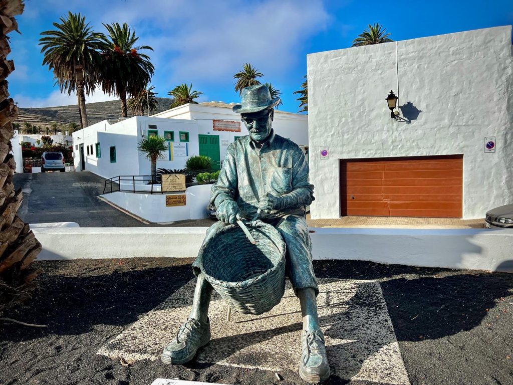 Escultura del cestero Don Eulogio en Haría.