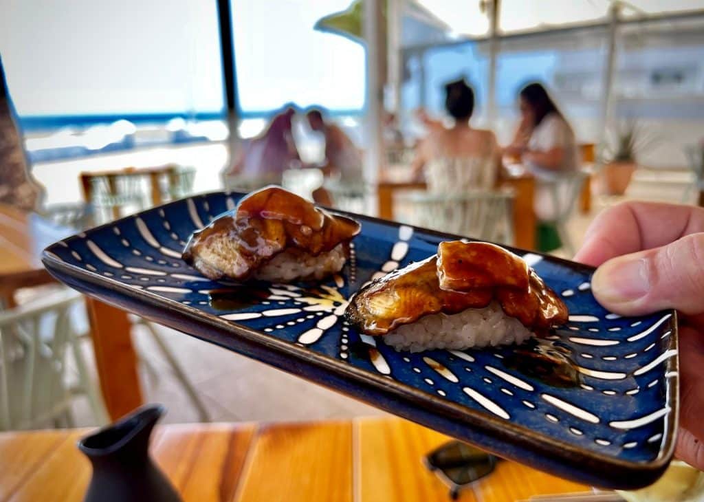 Nigiri de anguila con foie sopleteado y salsa unagi.