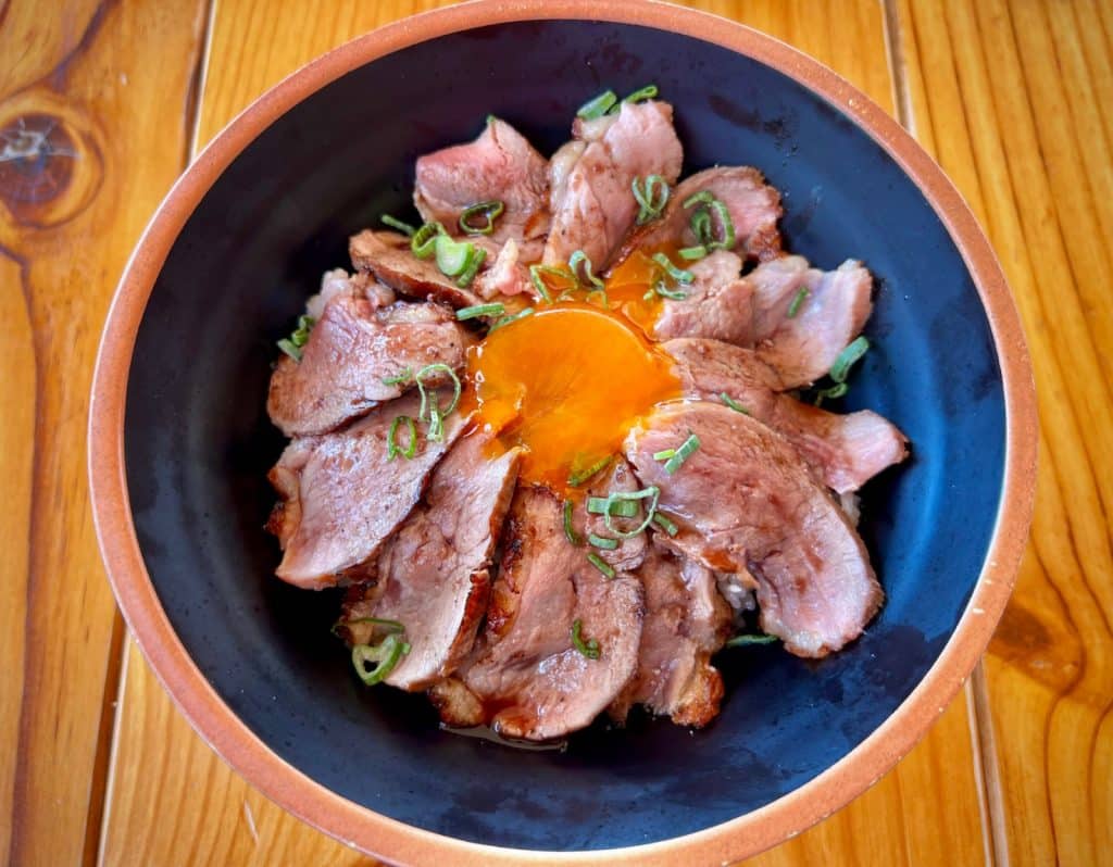 Donburi de magret de pato.