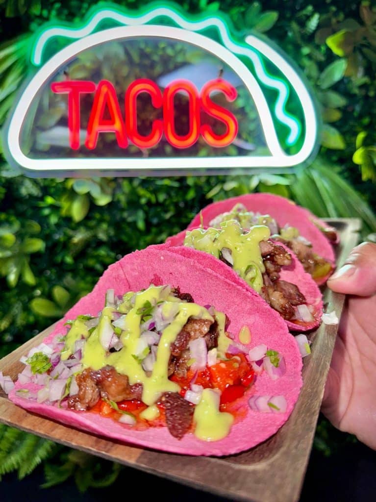 Tacos de presa ibérica con pimientos asados de la Taquería Dishell de Arrecife de Lanzarote.