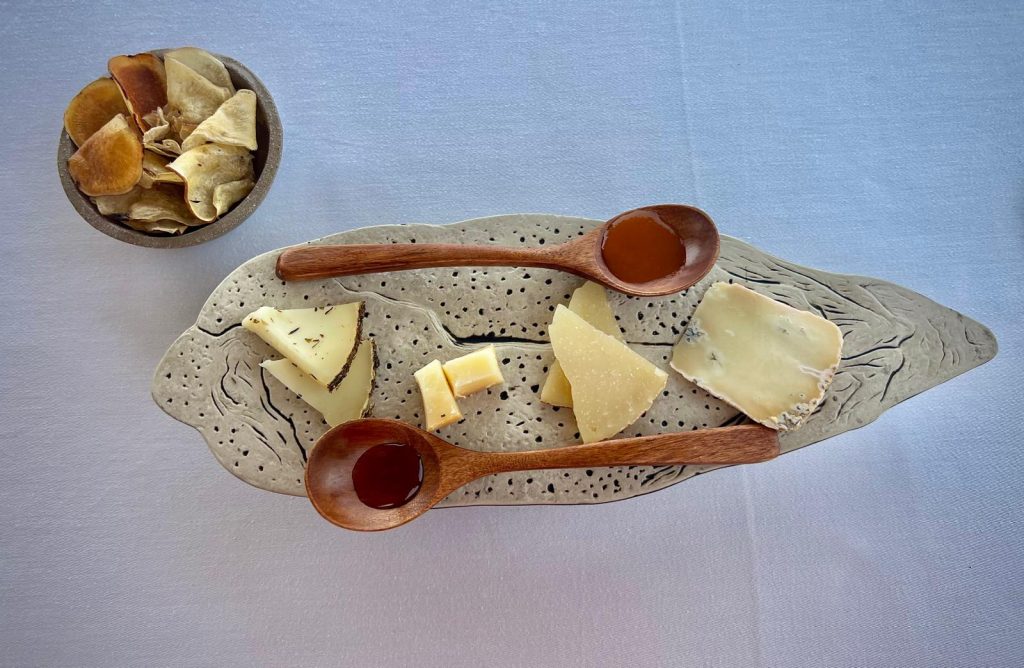 Tabla de quesos de Finca de Uga, miel, chutney de tomate, chips de batata.