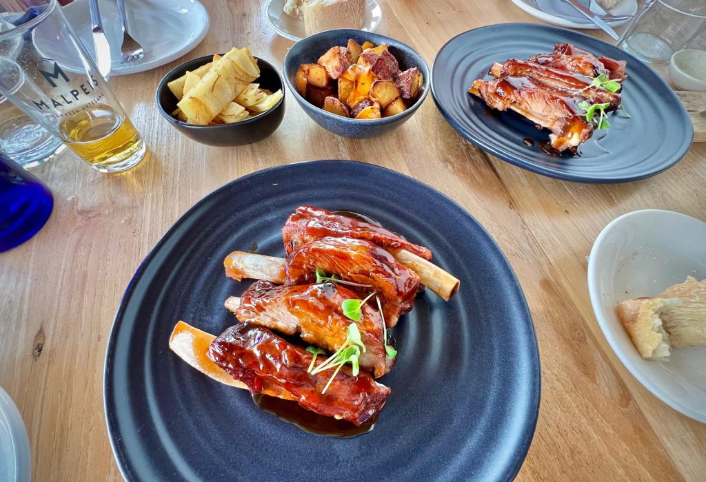 Costillas de cerdo, barbacoa de piña, batata frita.