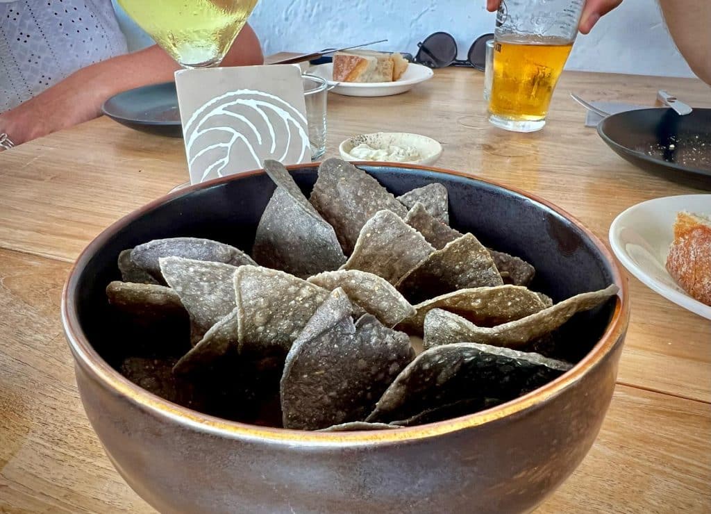 Ana Viciosa La Santa Nachos de millo, guacamole de remolacha y queso de cabra semicurado.