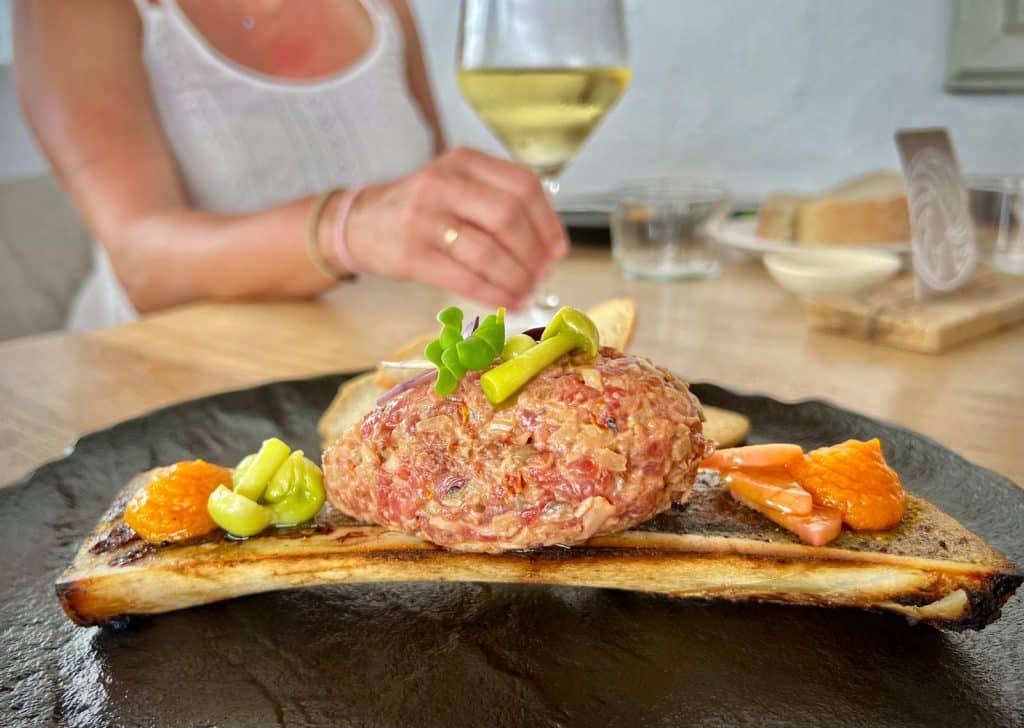 El steak tartar de Ana Viciosa: de angus, tuétano y tatemado de zanahoria.