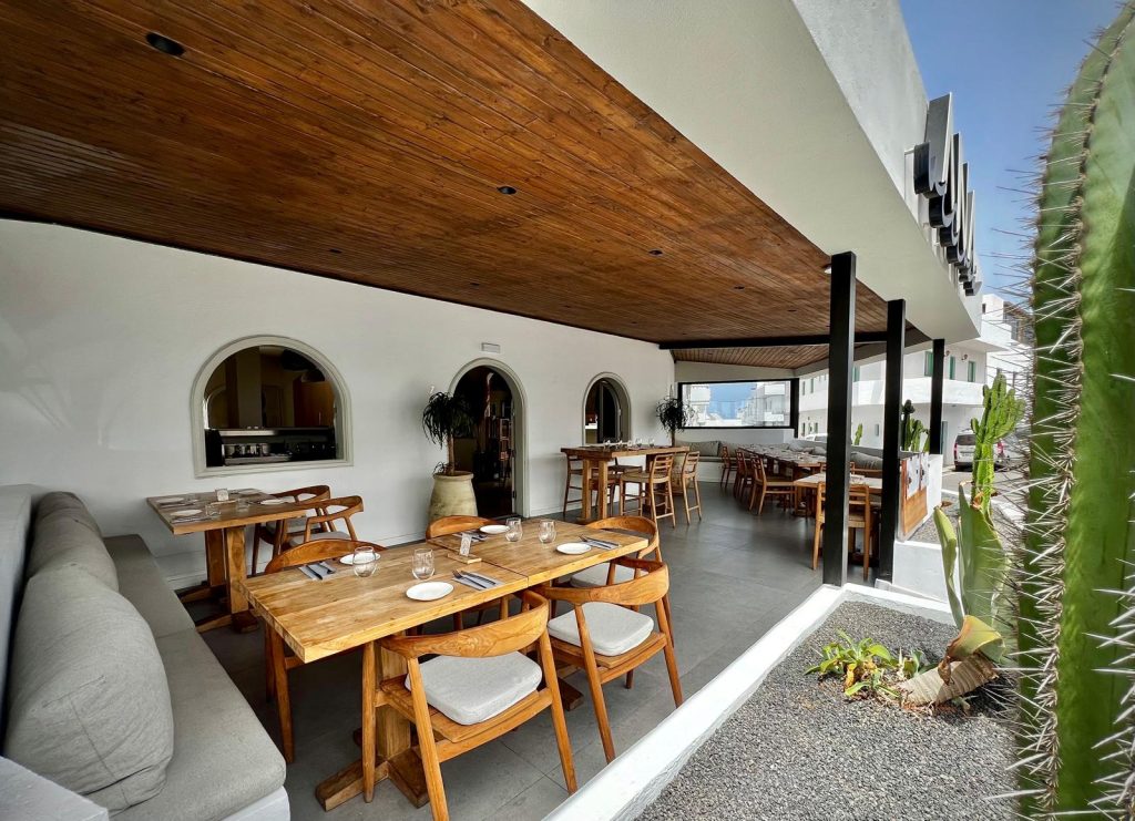 Terraza del Restaurante Ana Viciosa, La Santa. Fotografía: Lanzarote3.com.