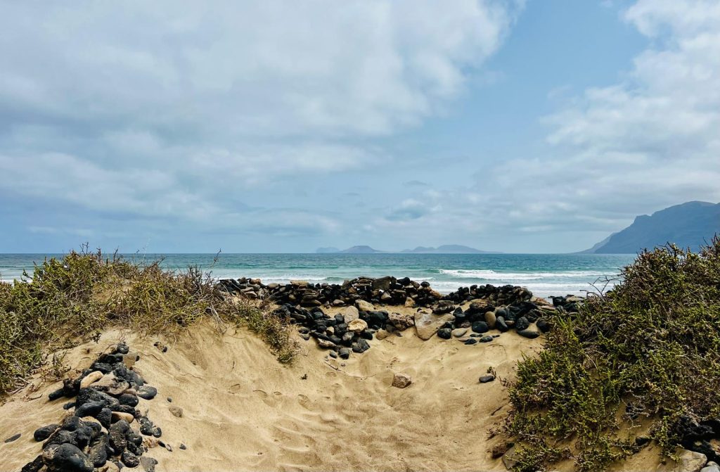 Un baño en Famara tras la ruta del jable. Fotografía: Lanzarote3.com