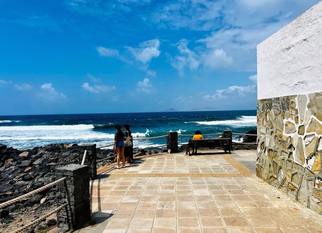 Avenida de la Caleta de Famara. Fotografía: Lanzarote3.com