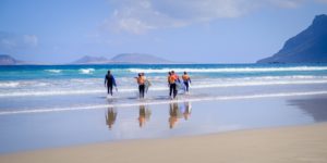 Surf en Famara. Una de las actividades más atractivas para hacer en Lanzarote en este mes de octubre. Fotografía: Ramón Pérez Niz. 