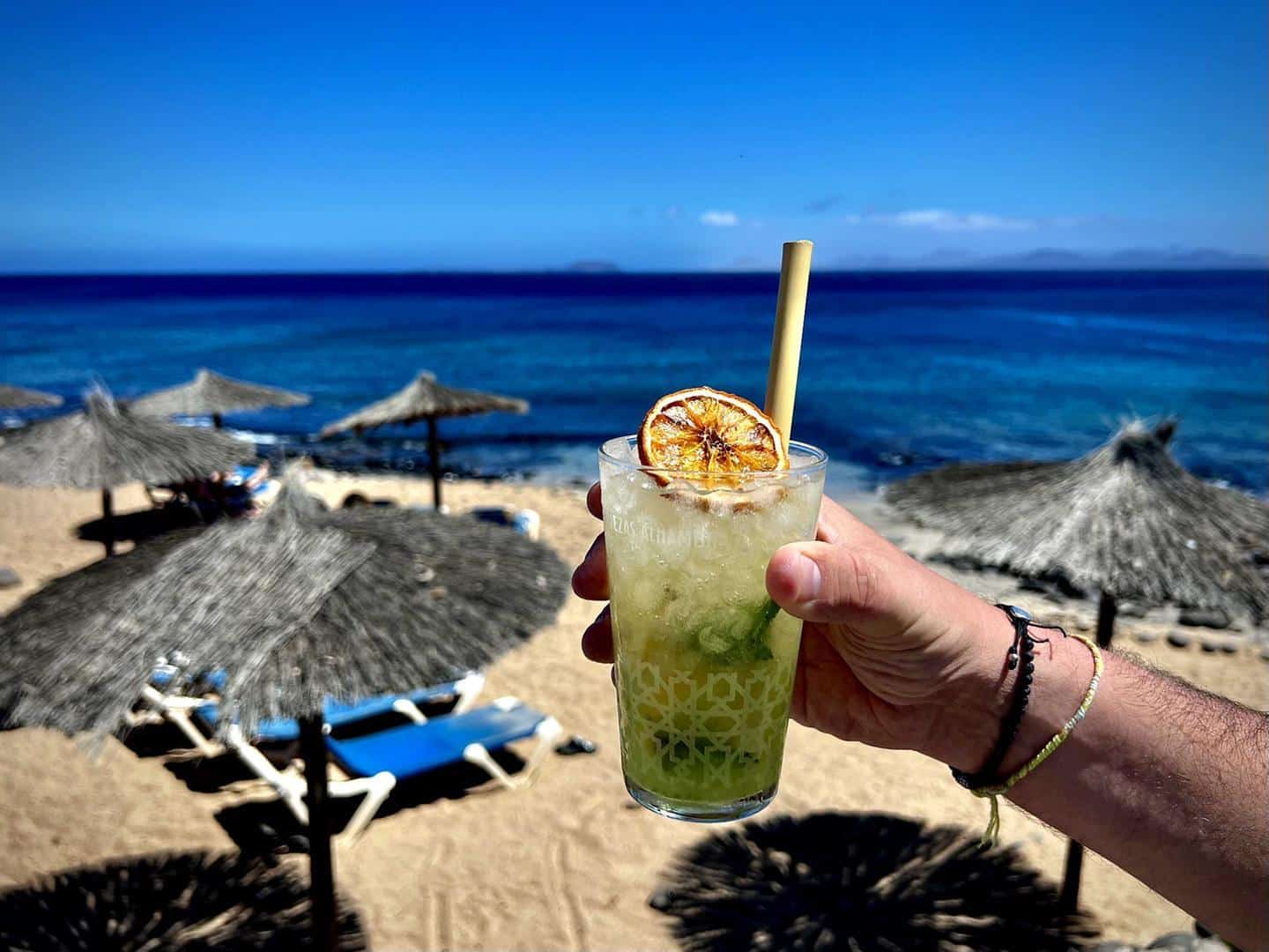 Pitagin refrescante para alargar la sobremesa en el Chiringuito Tropical Lanzarote. Fotografía: Lanzarote3.com.