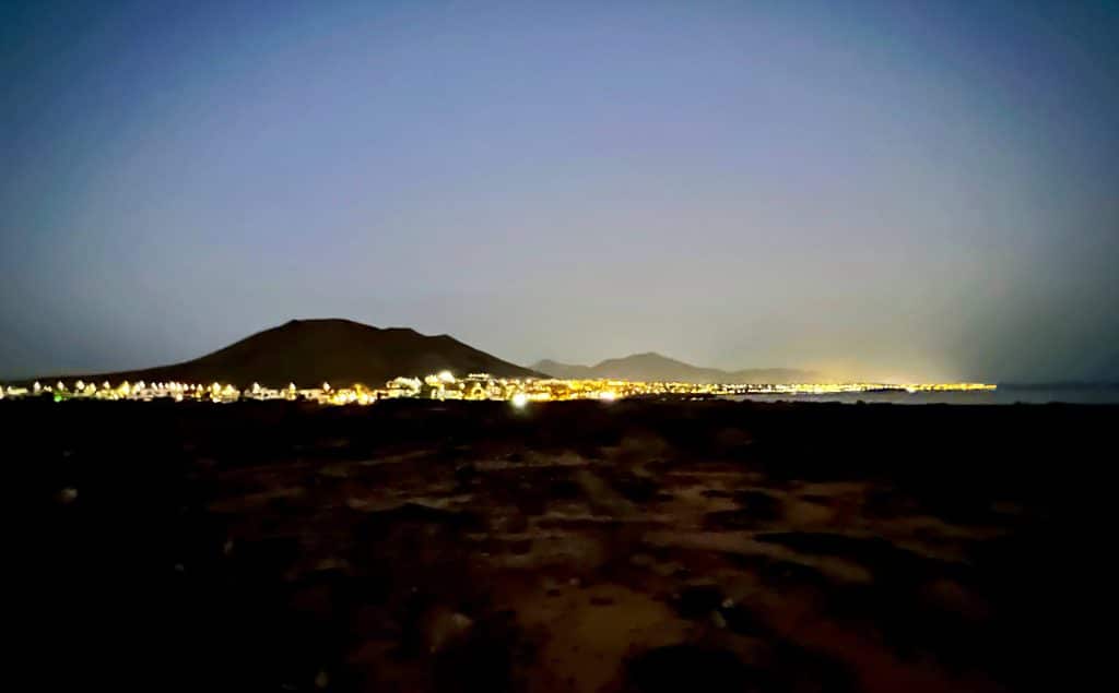 Brilla Playa Blanca mientras degustamos el atardecer del Faro de Pechiguera