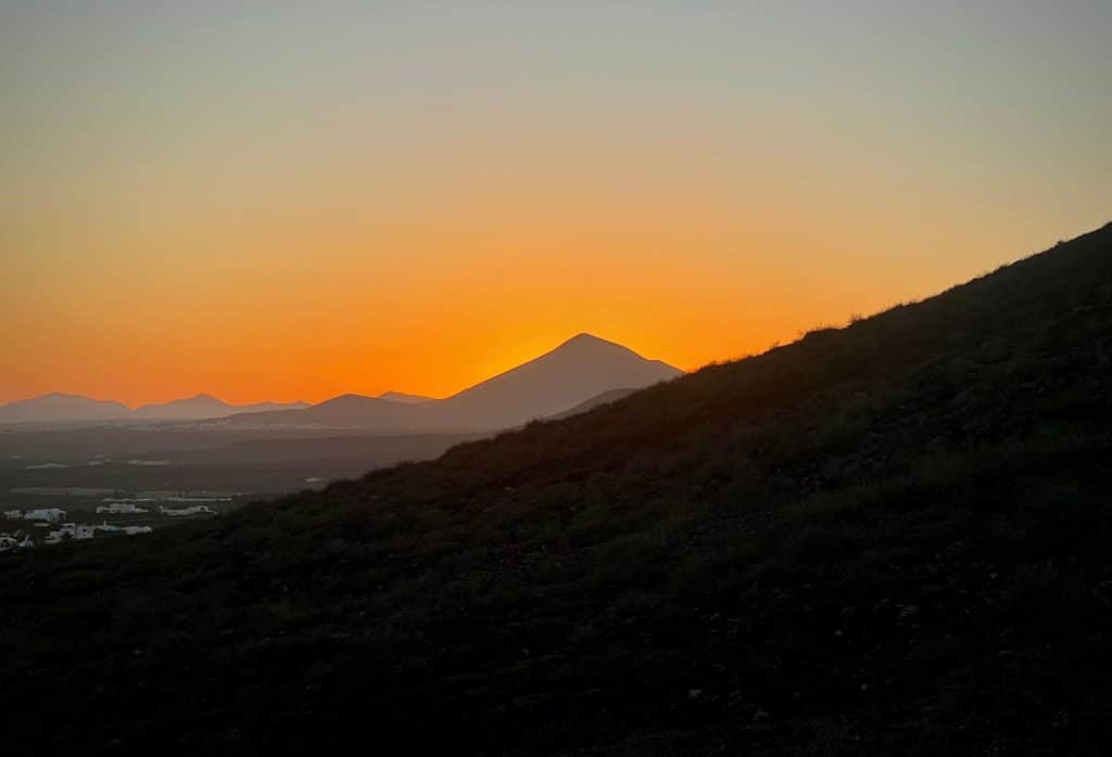 El atardecer tras Montaña Blanca desde la Montaña de Tahíche Fotografía: Lanzarote3.com