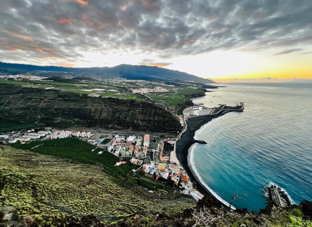 Amanecer en el Valle de Aridane, Puerto de Tazacorte, plataneras y rampas