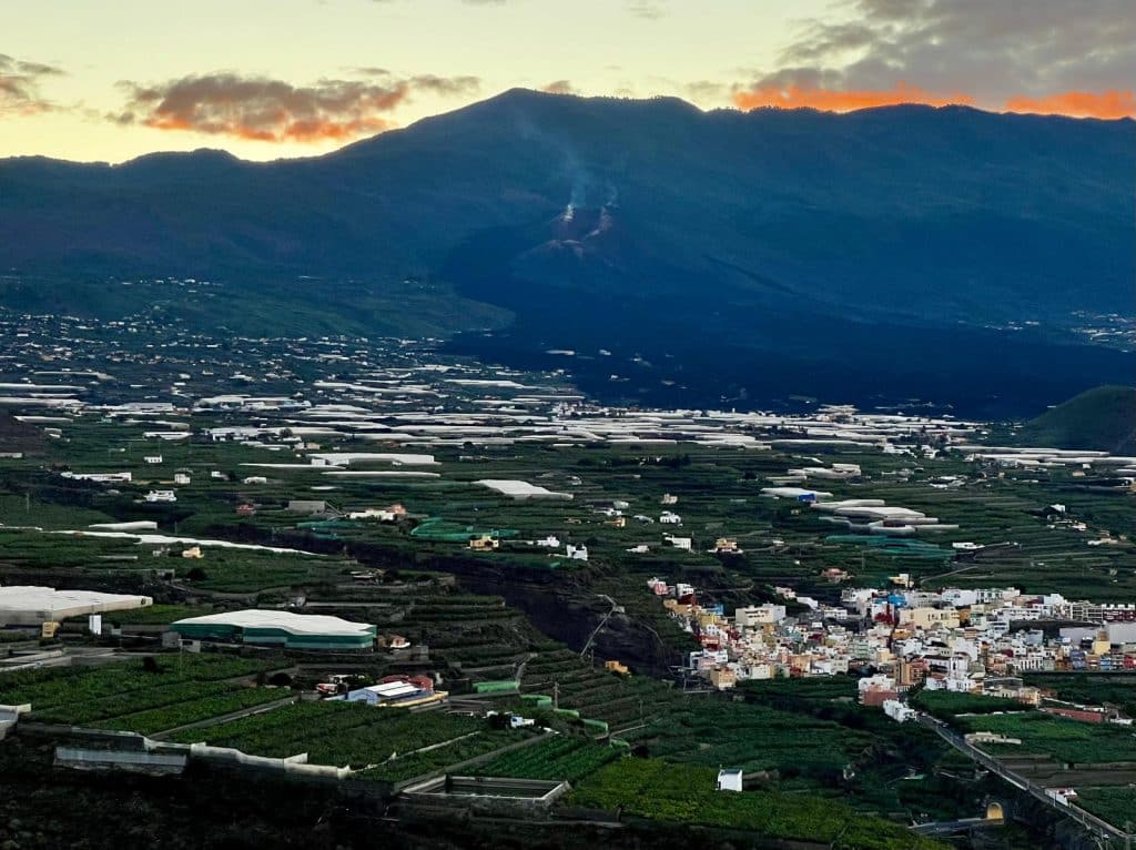 El Volcán Tajogaite, La Palma, desde el Mirador del Time. Fotografía: Lanzarote3.com