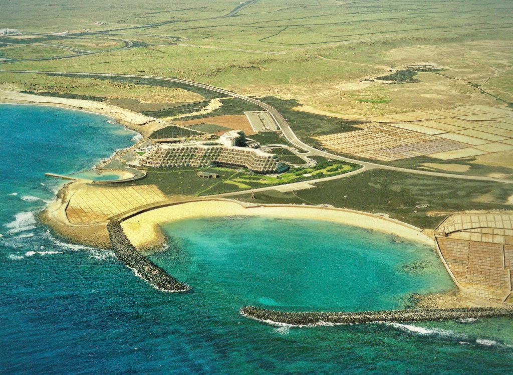 Las salinas estuvieron operativas produciendo sal desde finales de Siglo XIX hasta la irrupción del turismo