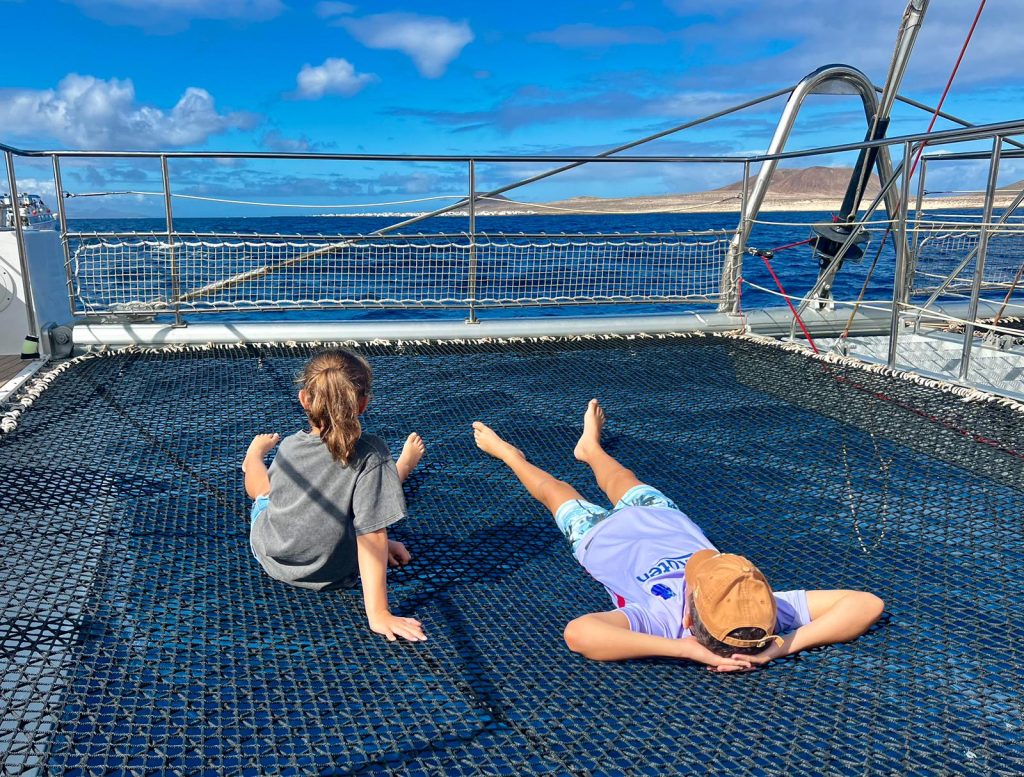 Sensación libertaria al recostarse en las mallas del catamarán `I Love La Graciosa´