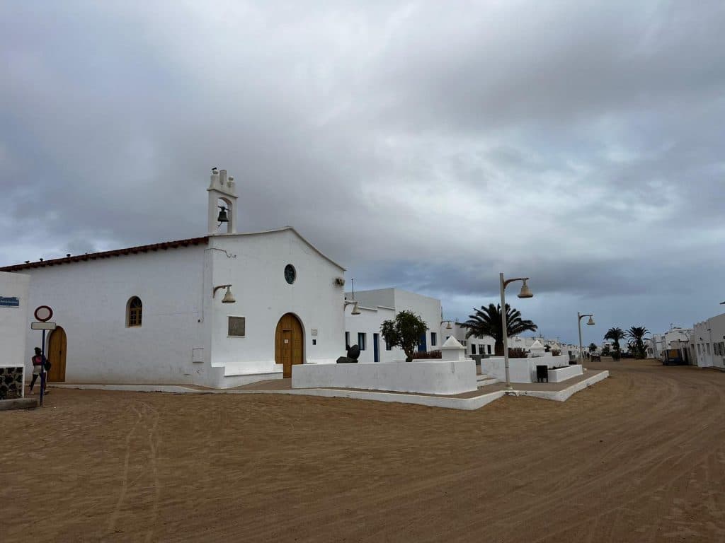 La iglesia de Caleta del Sebo, calles de arena