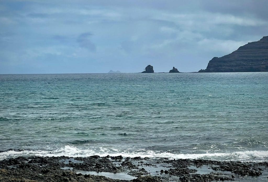 Punta Fariones y el Roque del Este desde La Graciosa