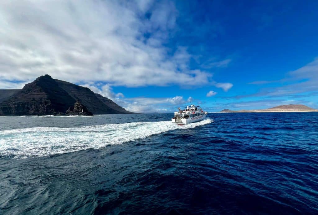 En El Río custodiados por el Risco de Famara Excursión en Catamarán `I Love La Graciosa´