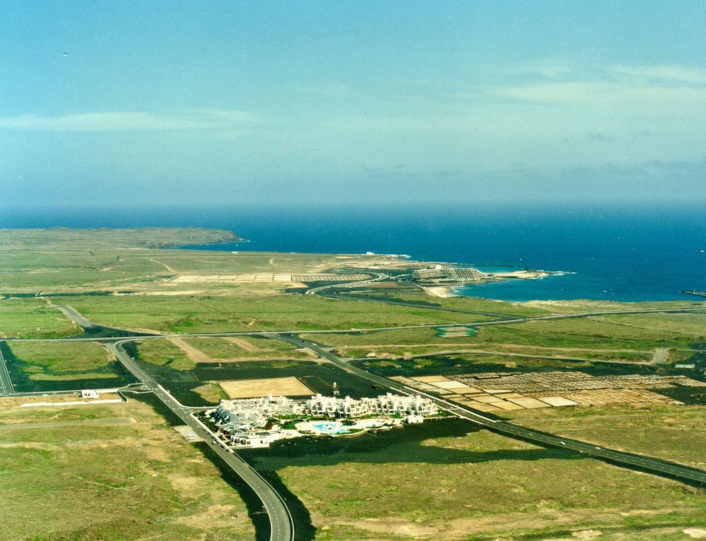 La urbanización Los Molinos en el centro de la imagen. El hotel Salinas en el horizonte