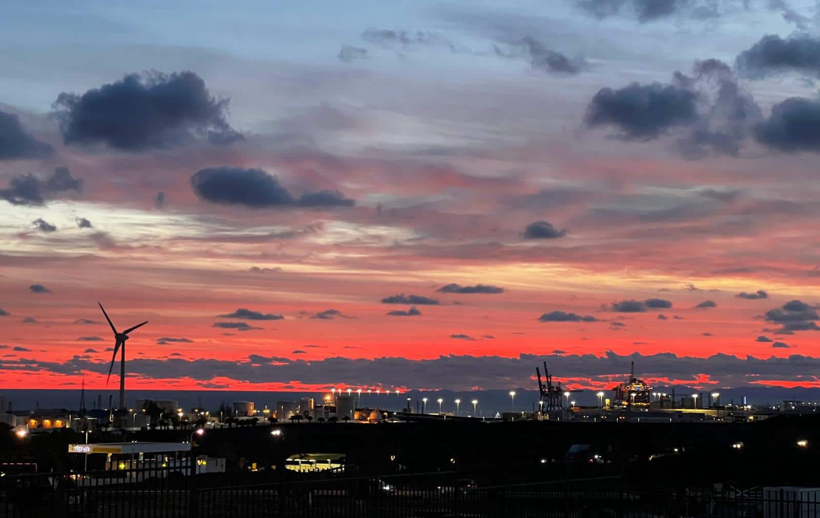 Atardecer en Arrecife captado desde Costa Teguise. Fotografía: Lanzarote3.com