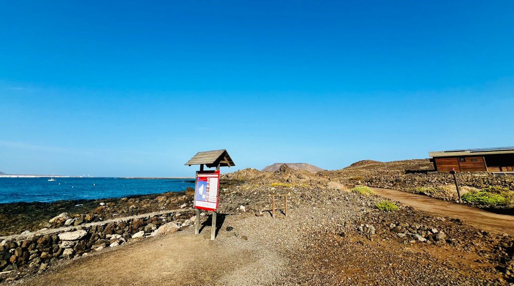 Punto de inicio del GR 131 de Fuerteventura en Isla de Lobos. Fotografía: Lanzarote3.com