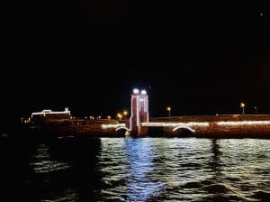 El Puente de las Bolas y el Castillo de San Gabriel de Arrecife iluminados por Navidad