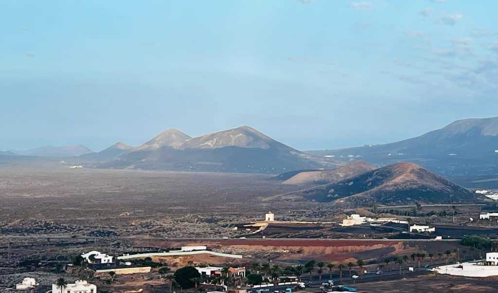 Vista de Montaña Rodeo (la de la izquierda de las dos montañas en el centro de visor) desde el Lomo del Cura. Fotografía: Lanzarote3.com