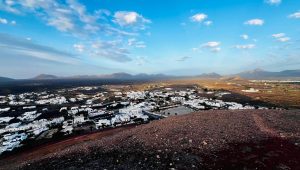 Vistas desde el Lomo del Cura de Yaiza a donde el cura Andrés Lorenzo se encaramaba para observar las erupciones de Timanfaya de Lanzarote. Fotografía: Lanzarote3.com