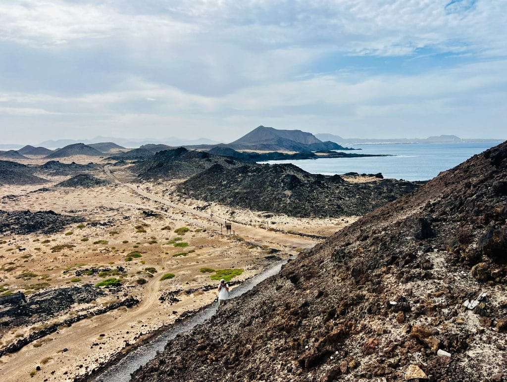Vista de Isla de Lobos y Fuerteventura desde el Faro de Martiño. Fotografía: Lanzarote3.com