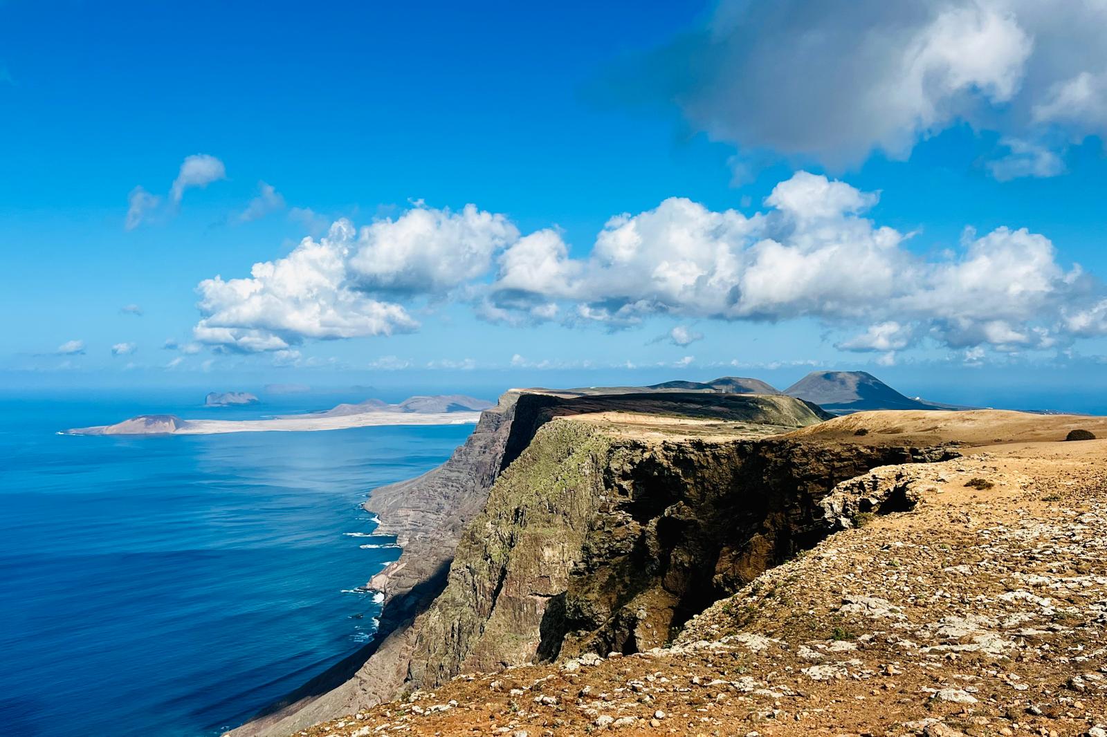 El Risco de Famara, La Graciosa y el Volcán de la Corona desde las Peñas del Chache. Fotografía: Lanzarote3.com