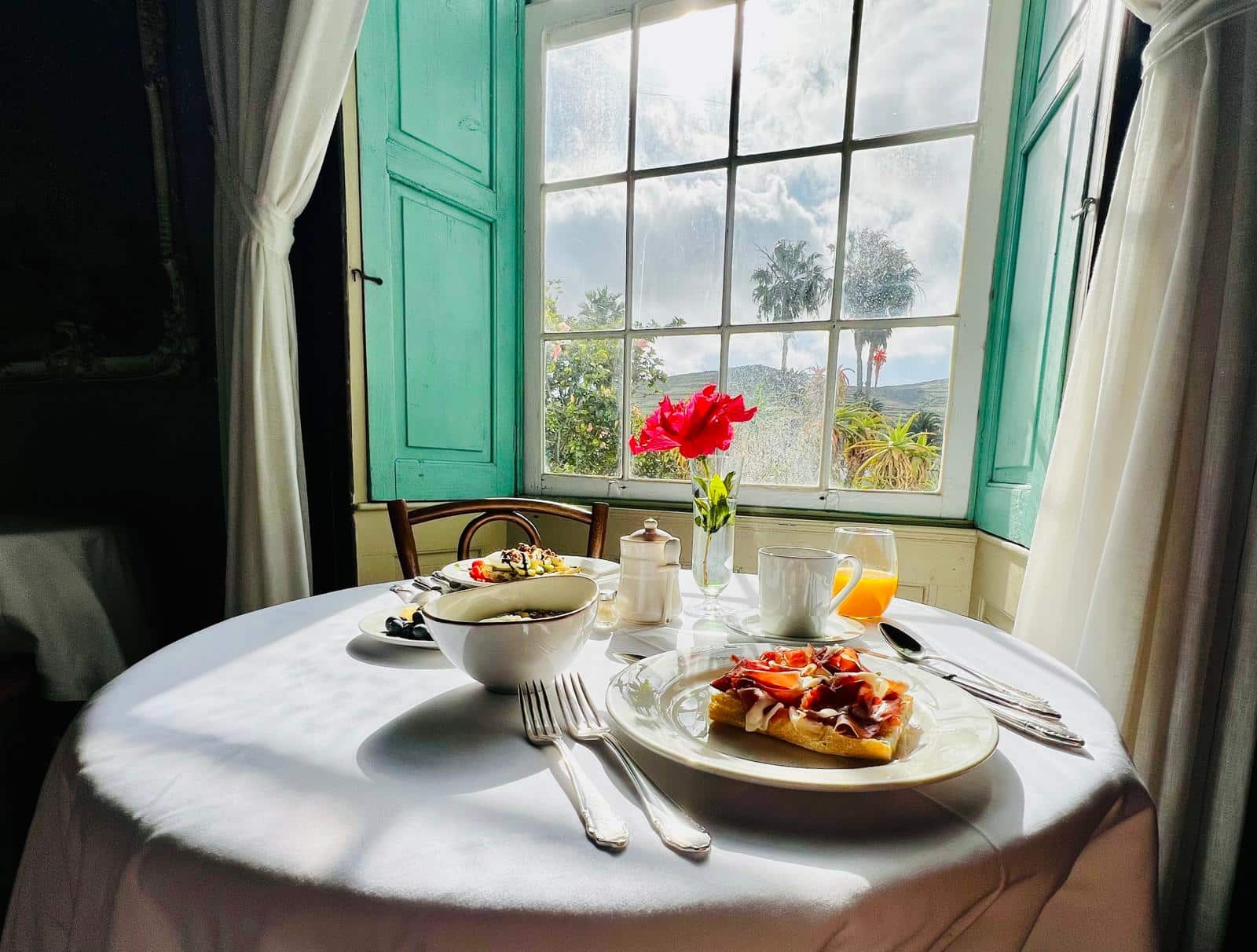 Un desayuno o un brunch señorial en el exclusivo salón del siglo XIX del Hotel Emblemático Los Naranjos de Haría con vistas al palmeral